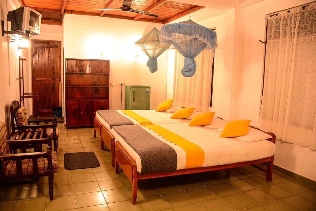 Shanthi Beach Resort Unawatuna Exterior photo