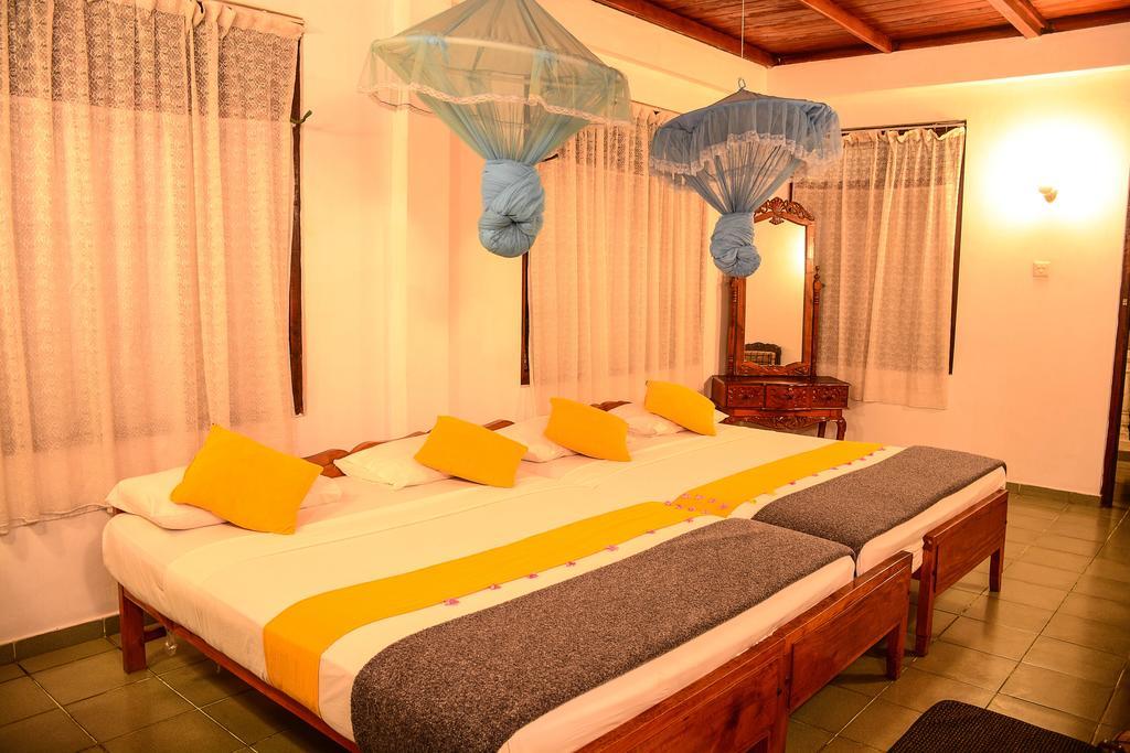 Shanthi Beach Resort Unawatuna Exterior photo